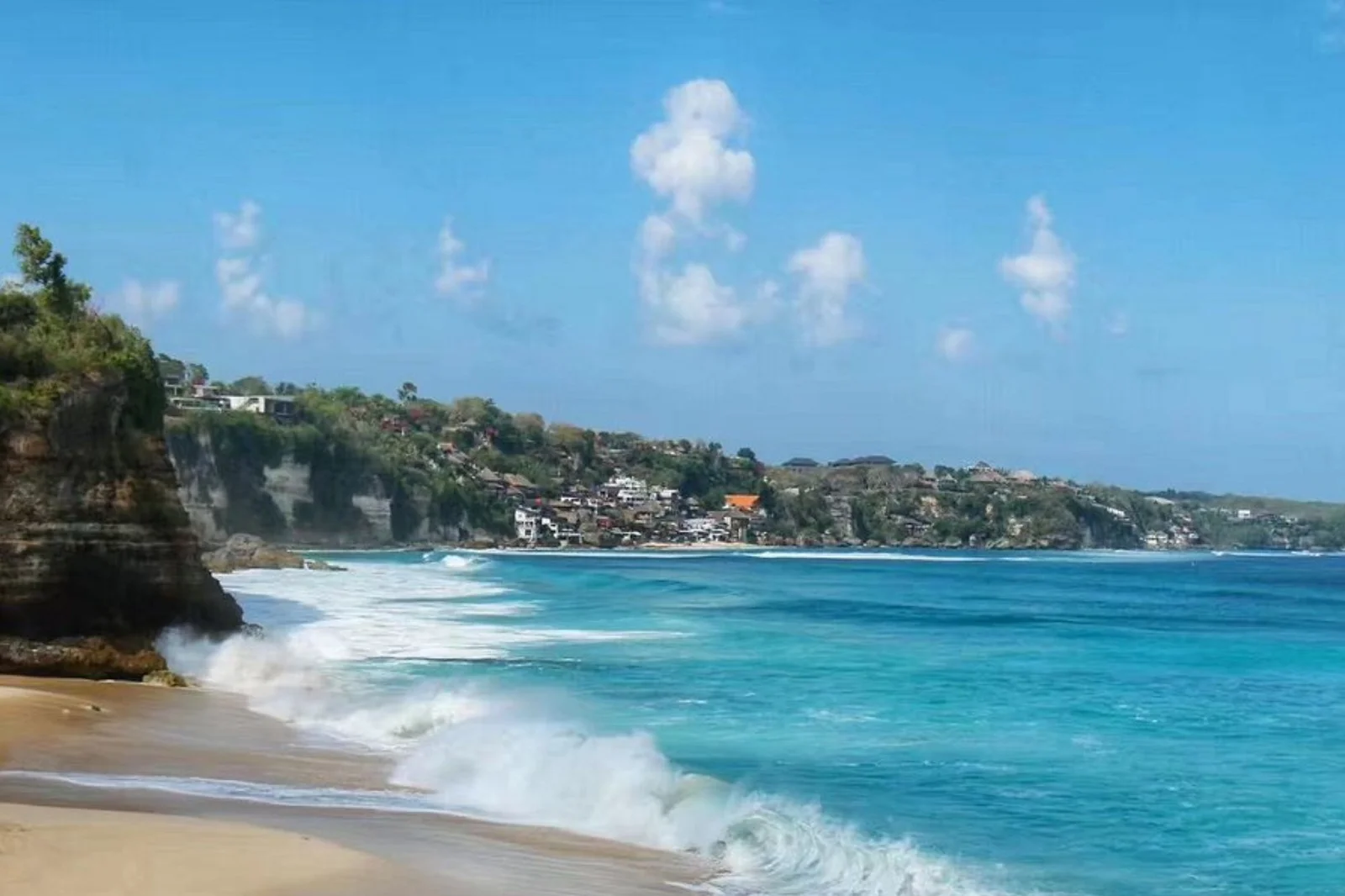 Dreamland Beach white sand and cliffs