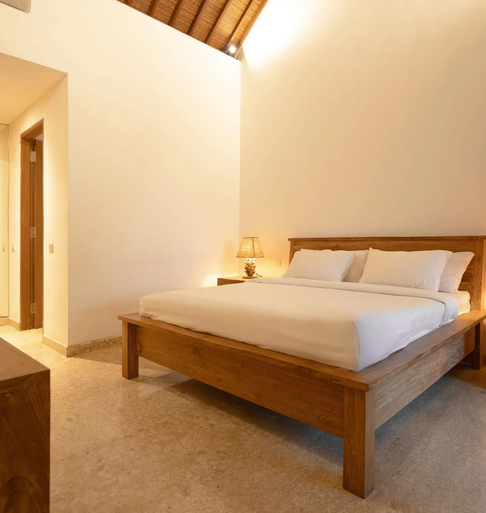 Deluxe Double Room alternate bed angle
