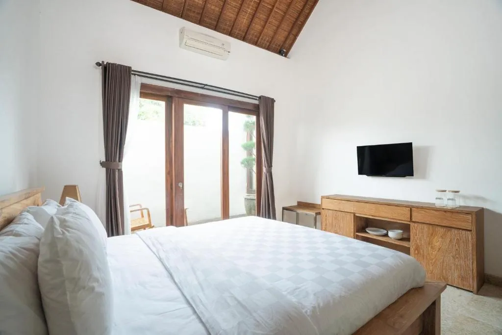 Deluxe Double Room main bed