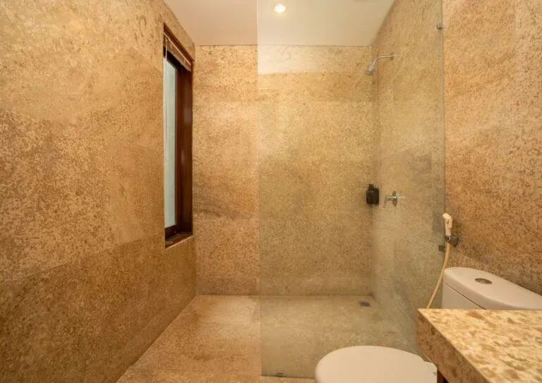 King Room Bathroom Area